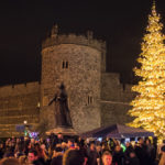 Weihnachtsbaum mit Schloss im Hintergrund