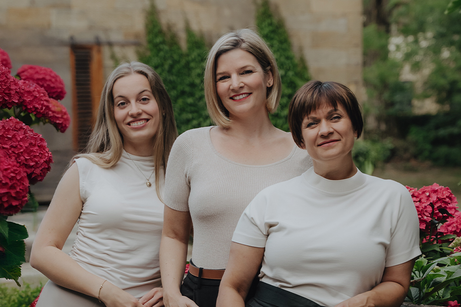Harmonieren perfekt: Mit der kreativen Immobilienkauffrau Jule Anica Ohlsen (links) und der strukturierten Sparkassenfachwirtin Silvia Dippold (rechts) hat sich die Unternehmerin Jacqueline Potzel ein Team geschaffen, das überzeugt