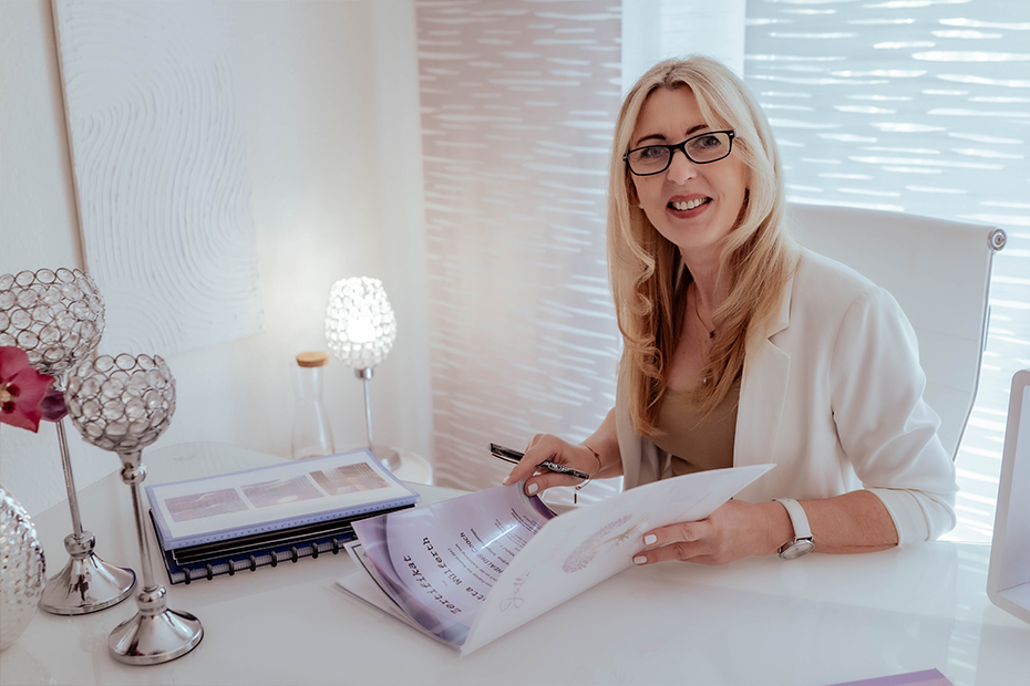 Jutta betrachtet bei ihrer Arbeit den Menschen auf allen Ebenen, sie lässt viele Aspekte einfließen, um ihre Klient:innen in ein gesundes Leben voller Leichtigkeit zu führen.