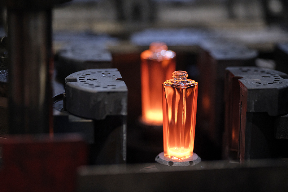 ERSTARRT: Bei circa 1500 Grad Celsius werden die Hauptbestandteile Quarzsand, Soda, Feldspat und Scherben miteinander verschmolzen. In der Glashütte von HEINZ-GLAS in Kleintettau ist es heiß und laut. Bei rund 900 Grad Celsius erstarrt das zuvor flüssige Glas - zum Beispiel zu solch kleinen Flakons.