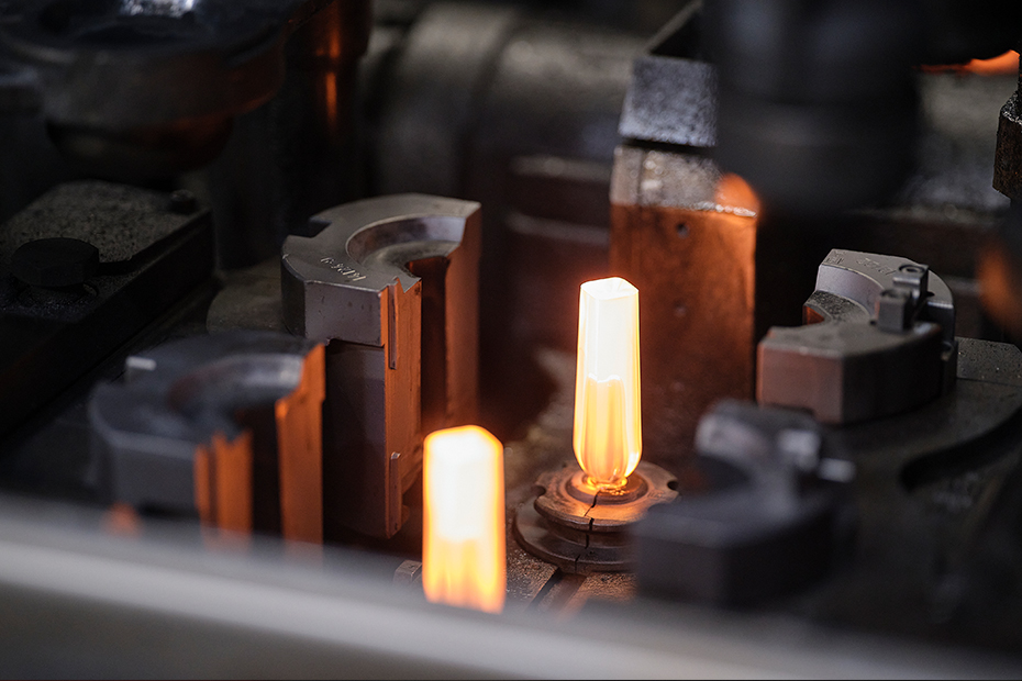 ERSTARRT: Bei circa 1500 Grad Celsius werden die Hauptbestandteile Quarzsand, Soda, Feldspat und Scherben miteinander verschmolzen. In der Glashütte von HEINZ-GLAS in Kleintettau ist es heiß und laut. Bei rund 900
Grad Celsius erstarrt das zuvor flüssige Glas - zum Beispiel zu solch kleinen Flakons.