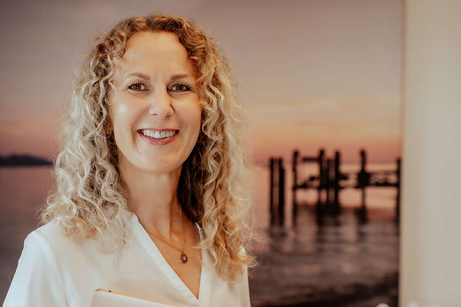 Karina Oberender-Herold ist seit 25 Jahren Heilpraktikerin. Seit einigen Jahren hat sie sich auf ein Fachwissen spezialisiert, das seitdem auch ihr eigenes Leben positiv verändert hat: Weibliche Hormone.