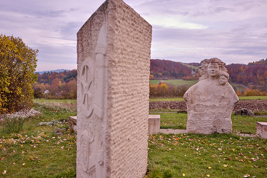 Dort, wo sich die Wege von Vierzehnheiligen nach Lahm und von Oberlangheim nach Uetzig treffen, schufen Clemens und Lucian Muth die Muttergottes. Sie uns die 14 Nothelfer sollen am Fischerkreuz den Weg weisen.