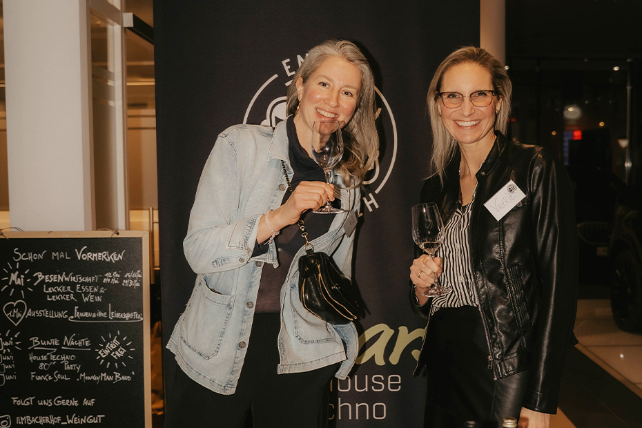 Wein-Probe: Andrea (links) und Valerie vom Weingut Ilmbacher Hof aus Iphofen