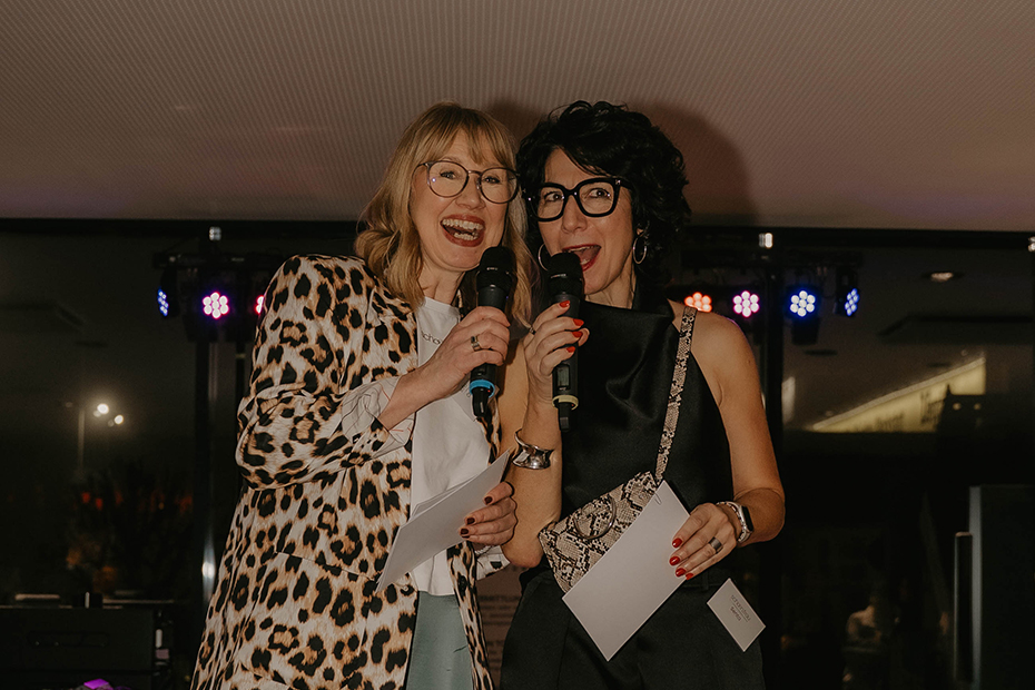 Christina (links) und Senta, die beiden Gründerinnen vonschoen.frau, führten fröhlich durch den Salon-Abend