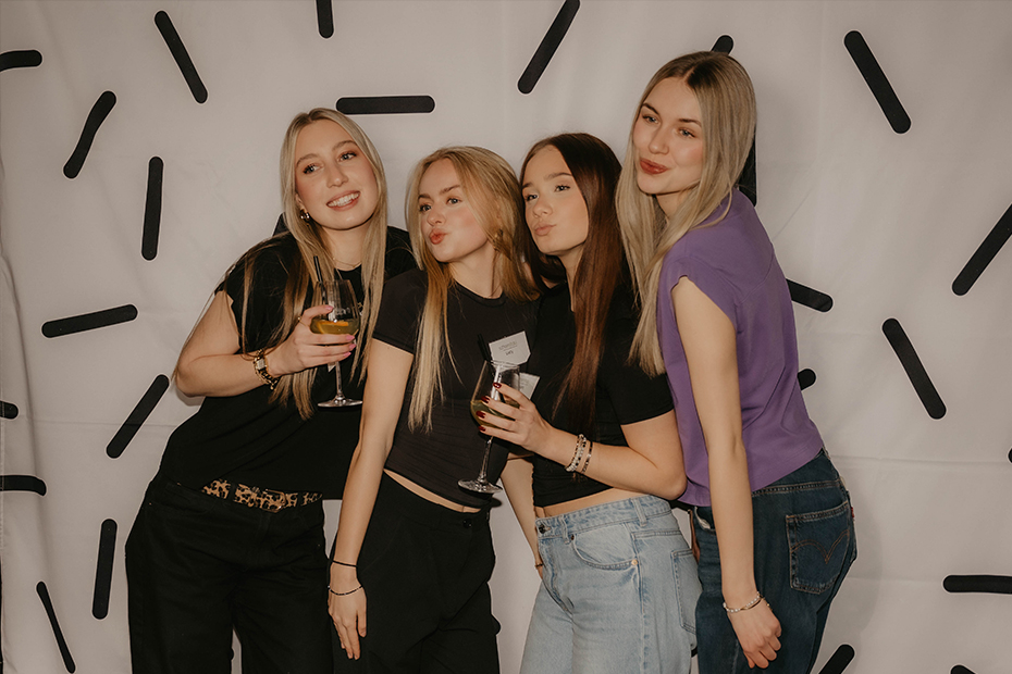 So schön, dass auch schon ganz junge Frauen beim schoen.frau-Salon dabei sind: (von links) Helena, Lucy, Chiara und Linda