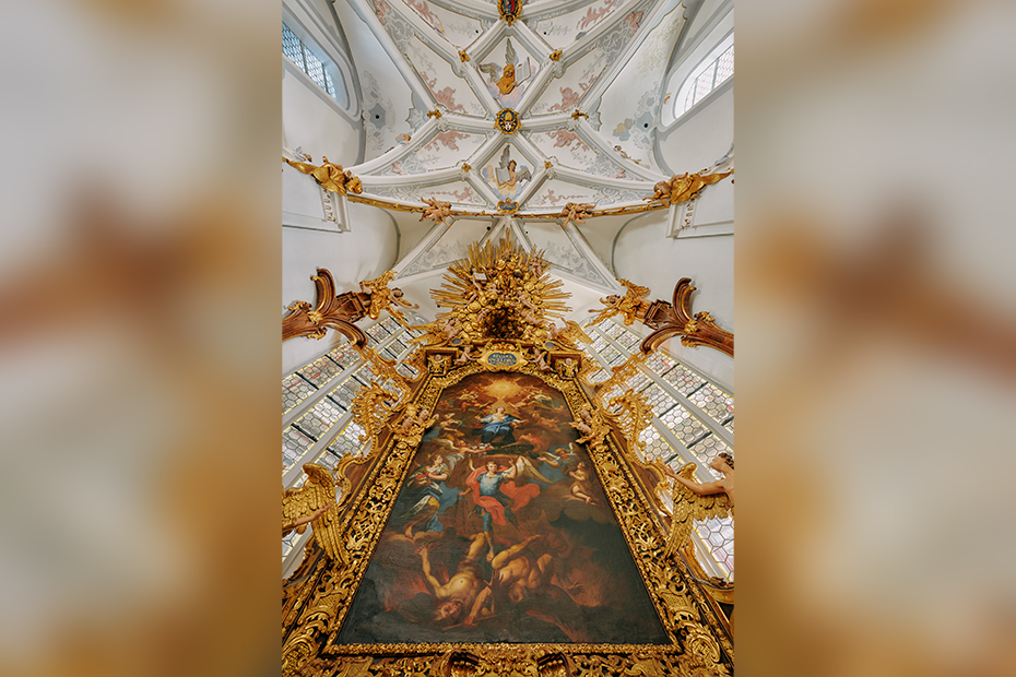 Für den goldenen Glanz der Kunstwerke wurden 1,1 Kilogramm Blattgold aufgetragen. 16.000 Plättchen im Format 8 x 8 cm. Die vergoldete Fläche belief sich am Ende der Sanierungsarbeiten auf 140 m2. Die Stärke des Blattgolds liegt übrigens bei 100-110 Nanometern.