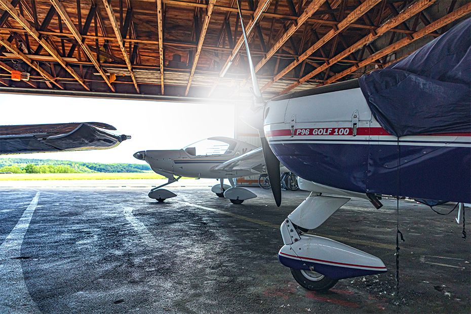 Immer gut was los: Der Hangar mit vereinseigenen sowie privaten Flugzeugen, deren Besitzer dort einen Stellplatz mieten.