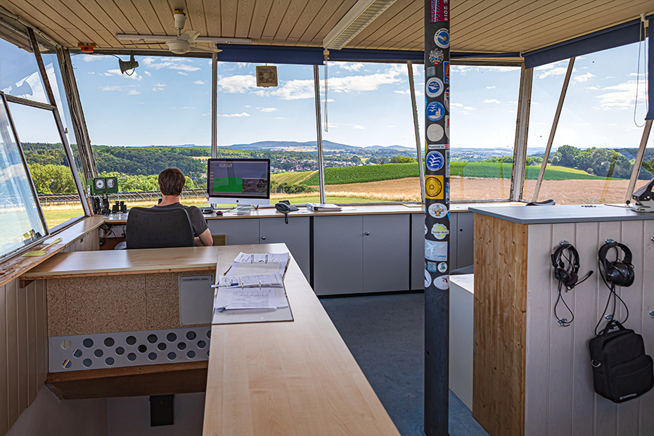 Immer aufmerksam: Der Tower-Lotse bei der Arbeit.