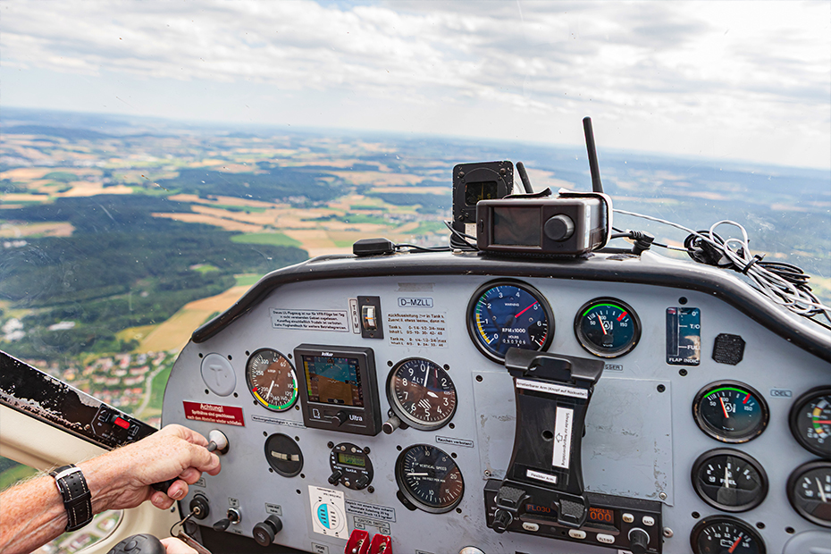 Über den Wolken und dem Coburger Land: Flug mit der Cessna 150 in einer Höhe von etwa 3.000 Fuß.