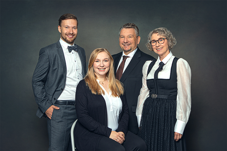 Die Familie Müller Blech heute: Zwei Generationen setzen die über 400-jährige Glasmachertradition fort (v.l.: Das Ehepaar Lennart und Marie Müller-Blech mit den Eltern Klaus und Birgit Müller-Blech)