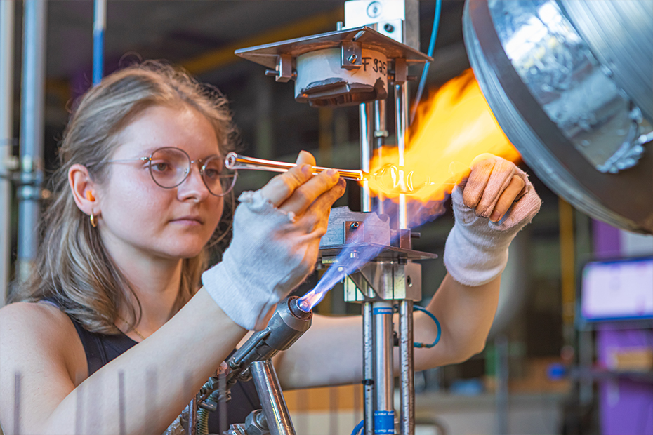 Uraltes Wissen: Was einst in eigenen Kellern mit Hüttenglas begann, ist heute eine international geschätzte Manufaktur. Über 100 Mitarbeiter stehen für echte Handarbeit und gelebte Tradition.